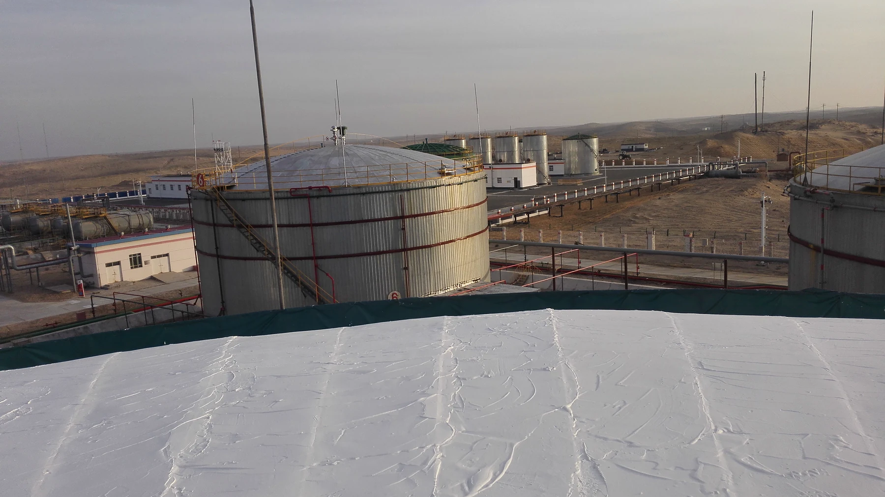 Aplicación reflectante solar en tanque, imagen industrial de obra