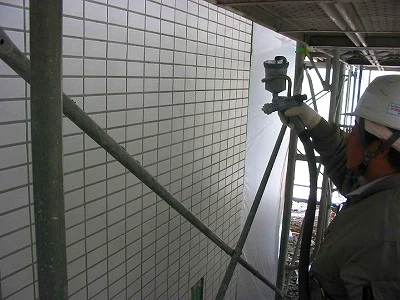 Aplicación de aislamiento transparente en edificios, imagen industrial de obra 1