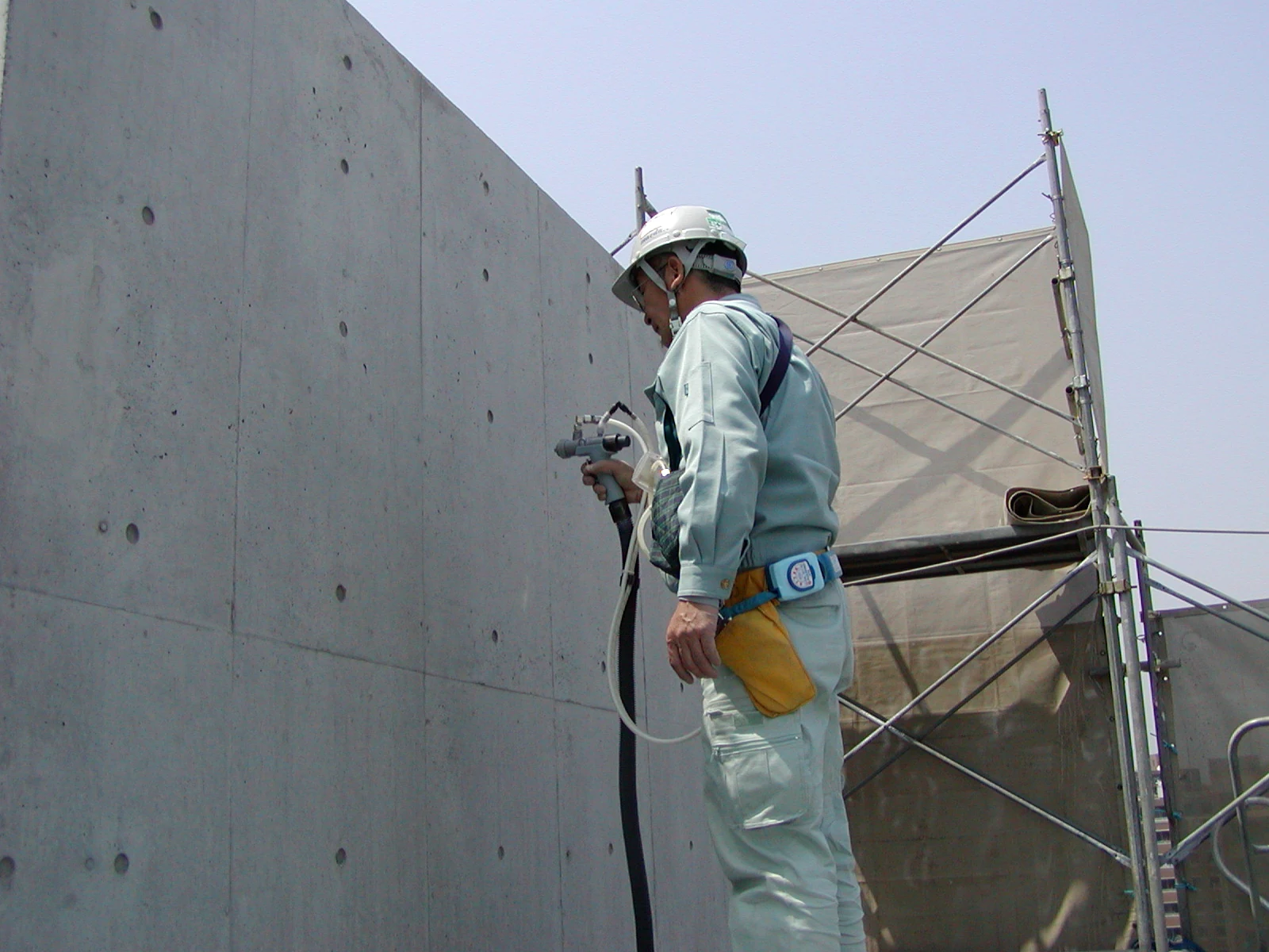 Aplicación de aislamiento transparente en edificios, imagen industrial de obra 2