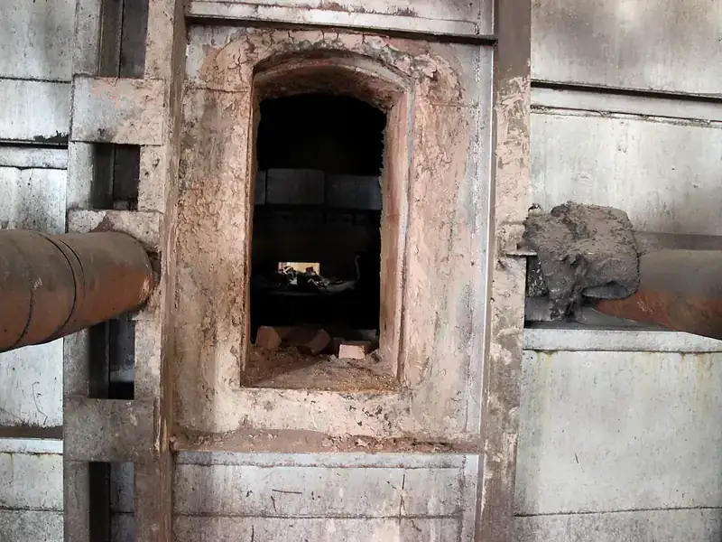 Industrial Furnace High-Temperature Functional-Layer Application, Industrial furnace chamber and refractory lining