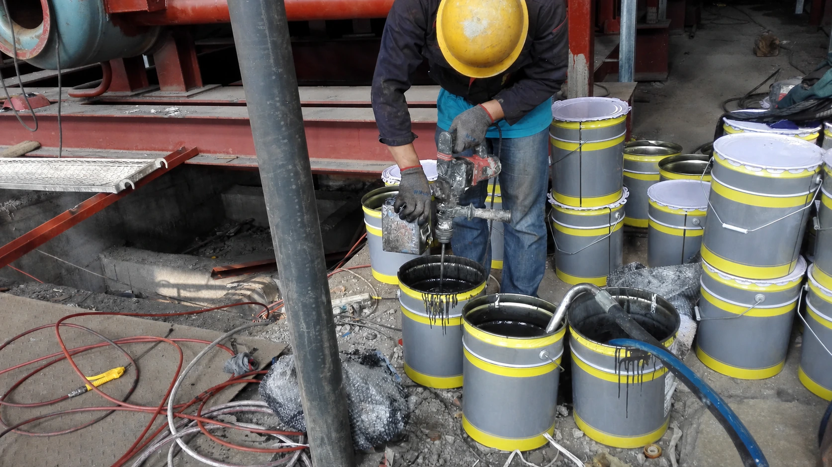 Aplicación de imprimación y aislamiento en pared de agua, imagen documentada de obra 2