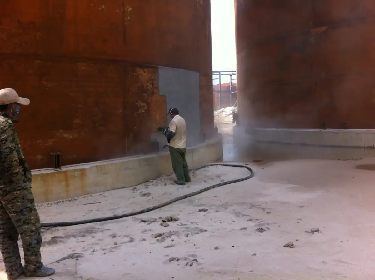 Protección exterior de tanque petroquímico, imagen industrial de obra